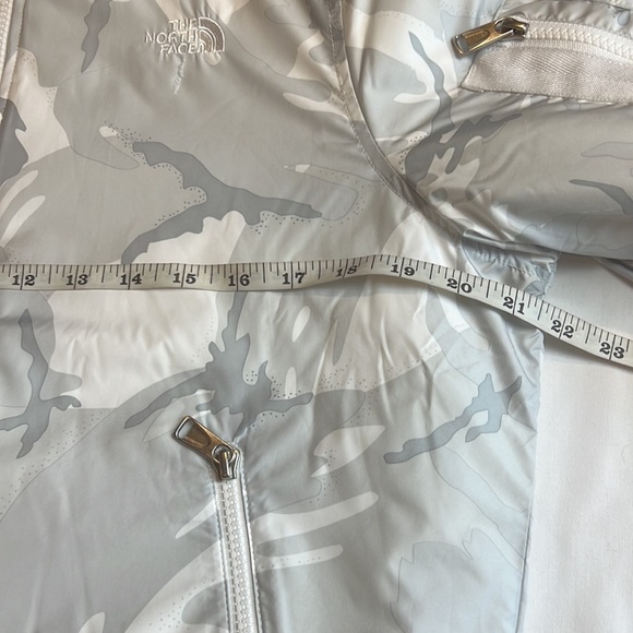 North Face Women’s White Disrupt Camo Bomber Puffer Jacket Sz S - Picture 9 of 11